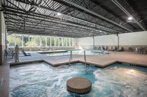 holiday inn express and suites ludington by ihg