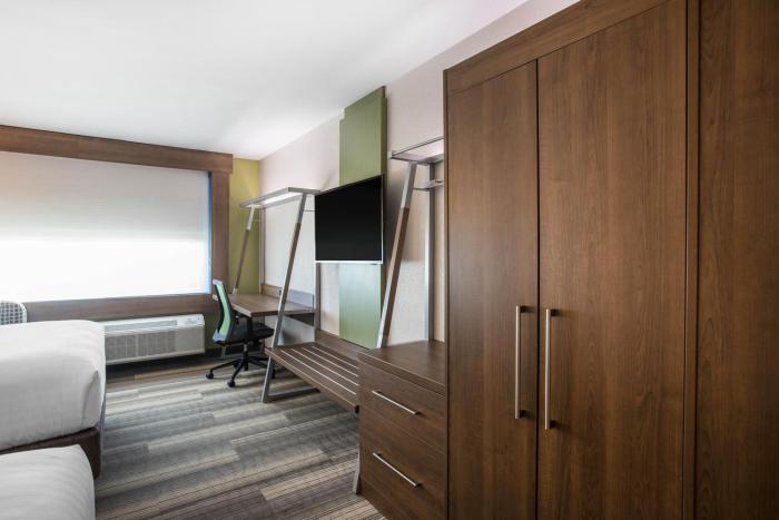 holiday inn express and suites ludington by ihg