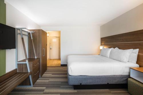 holiday inn express and suites ludington by ihg