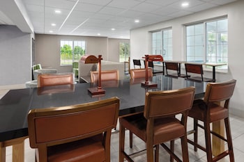 Holiday Inn Express Hotel & Suites Acme-Traverse City,Cedar>>Acme,2.5 star