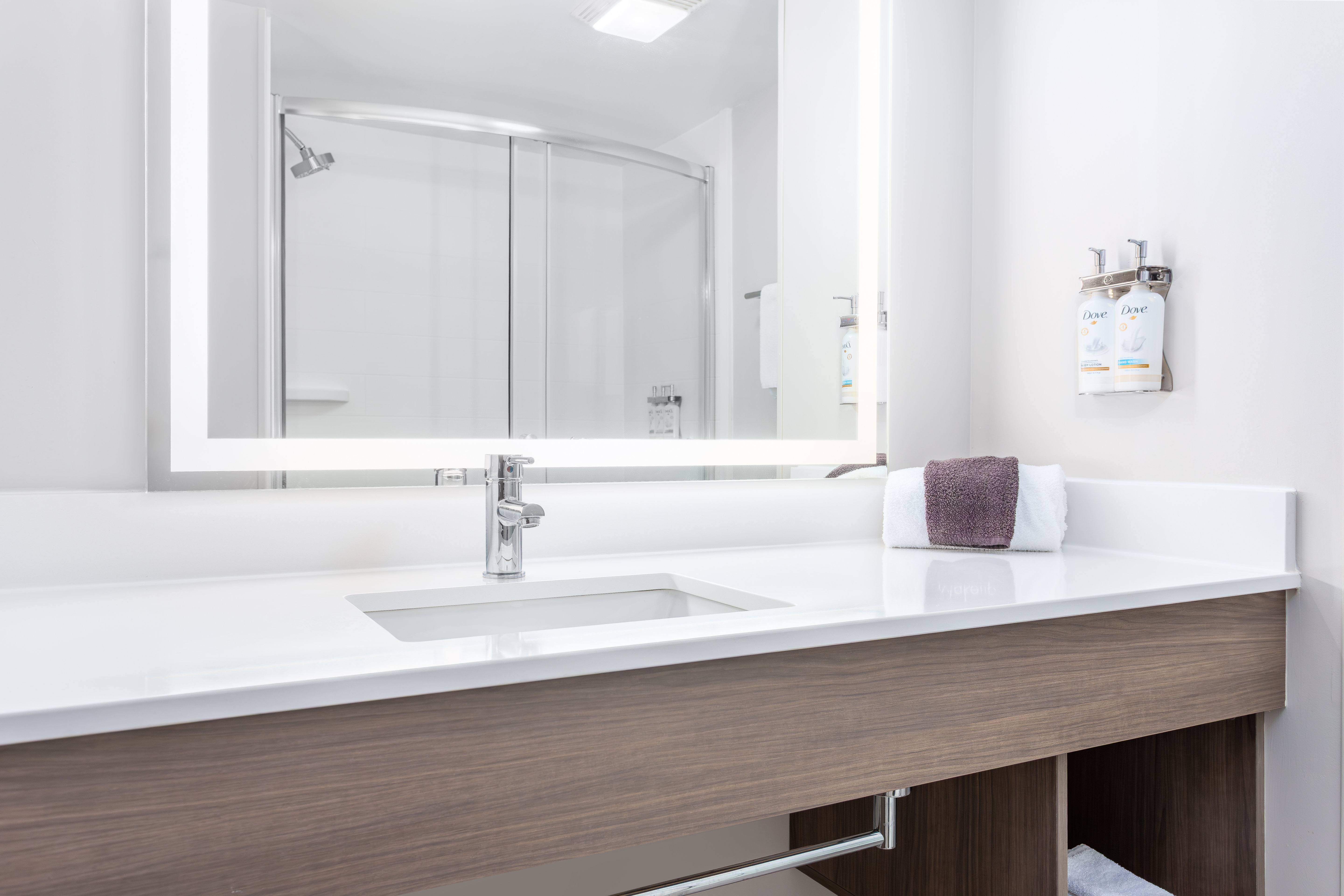 holiday inn express and suites lancaster by ihg