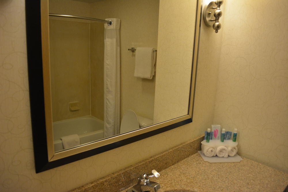 holiday inn express and suites lancaster by ihg