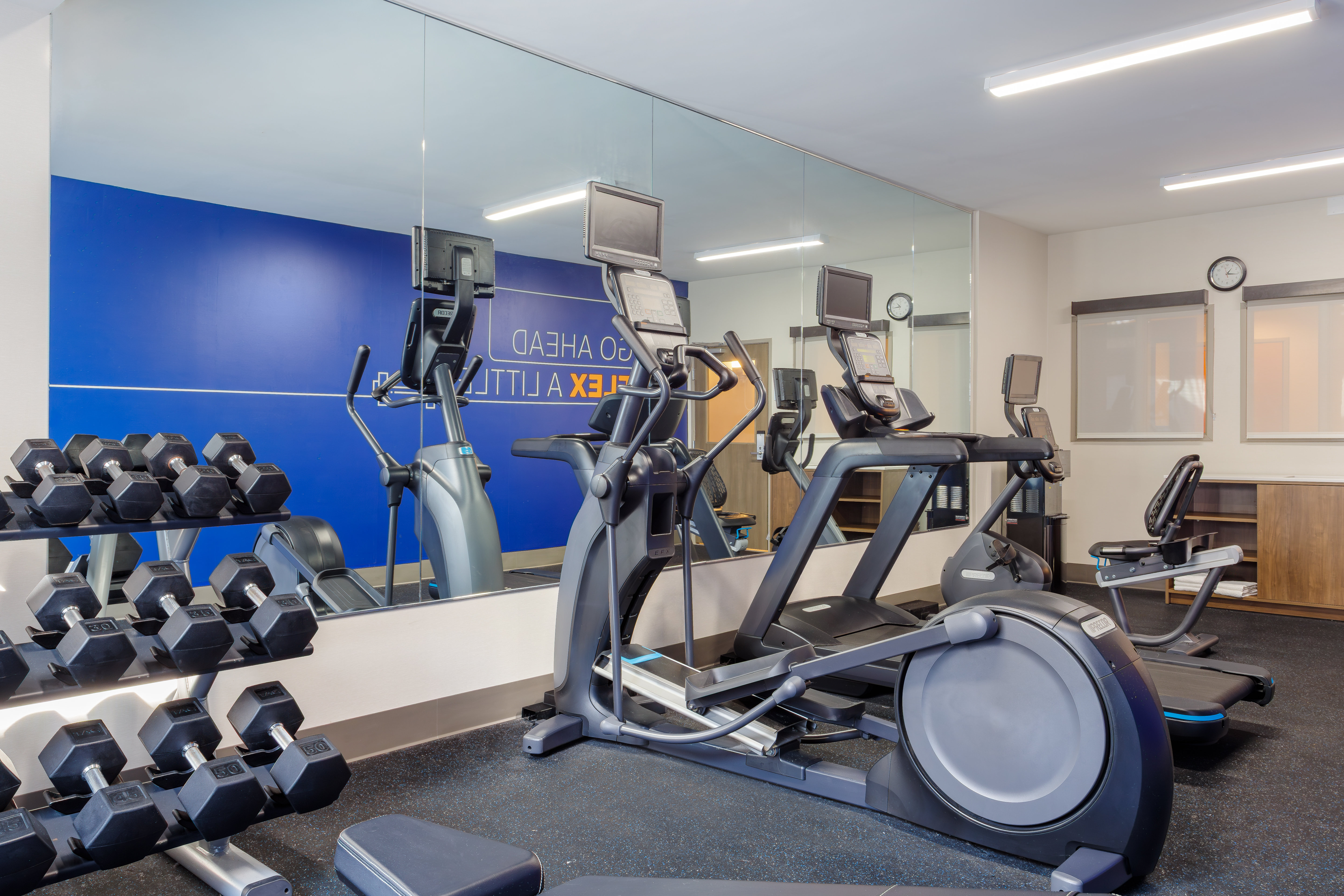 holiday inn express and suites lancaster by ihg