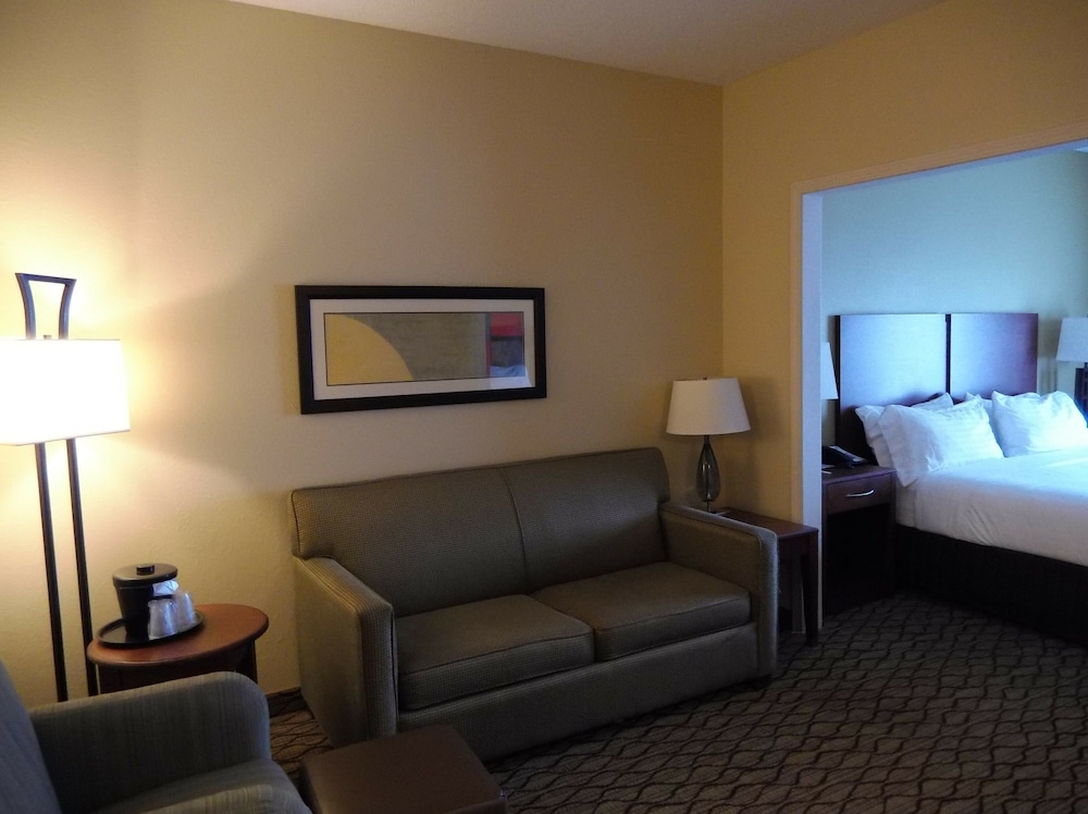 holiday inn express and suites lancaster by ihg
