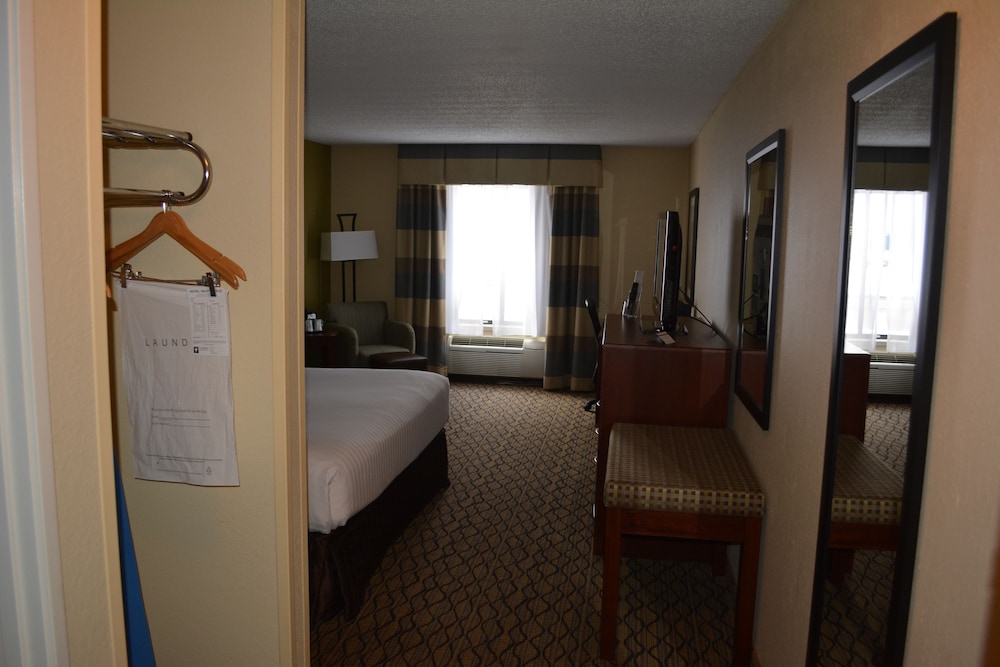 holiday inn express and suites lancaster by ihg