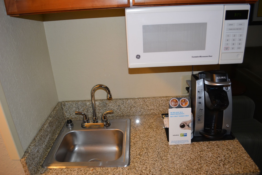 holiday inn express and suites lancaster by ihg