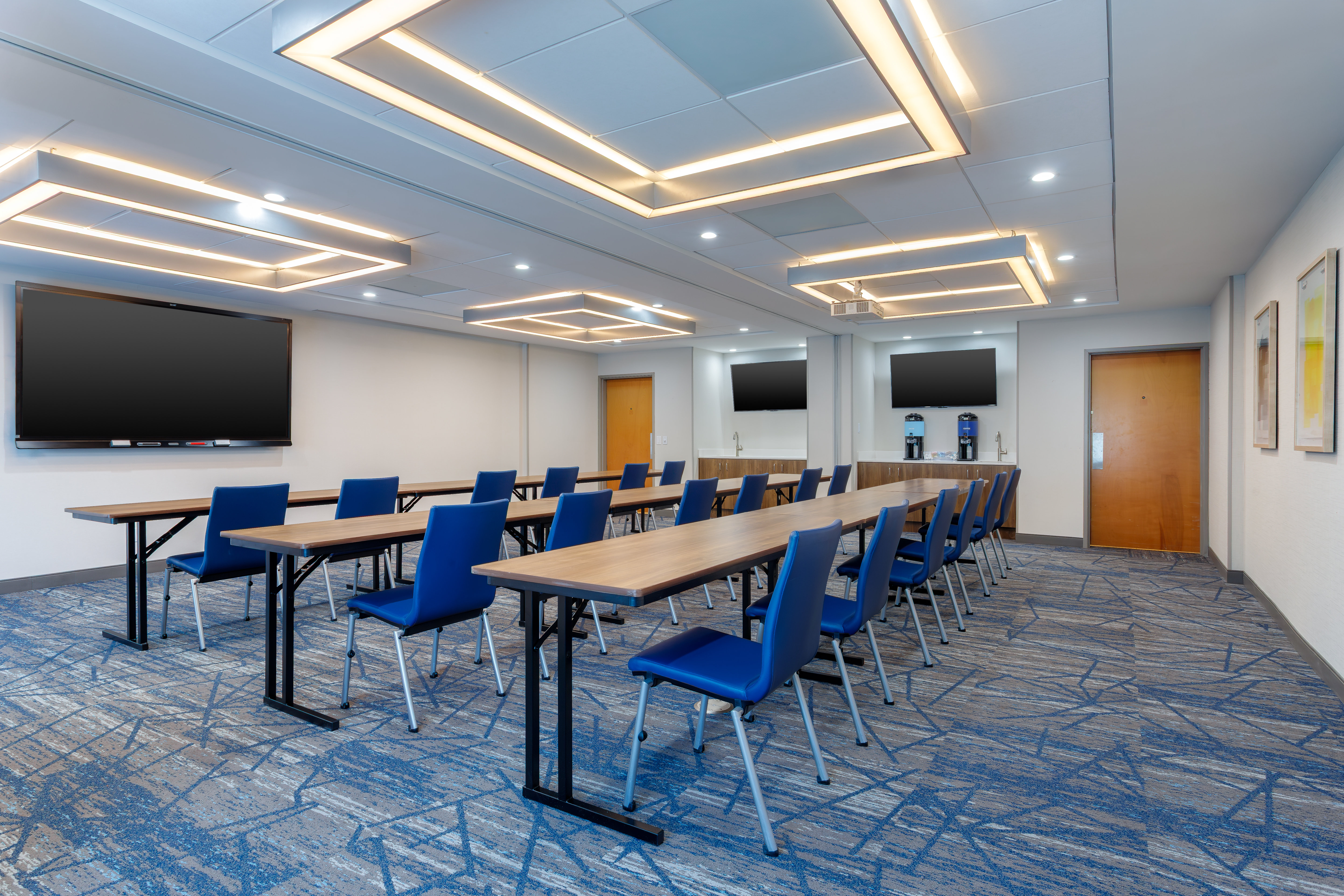 holiday inn express and suites lancaster by ihg