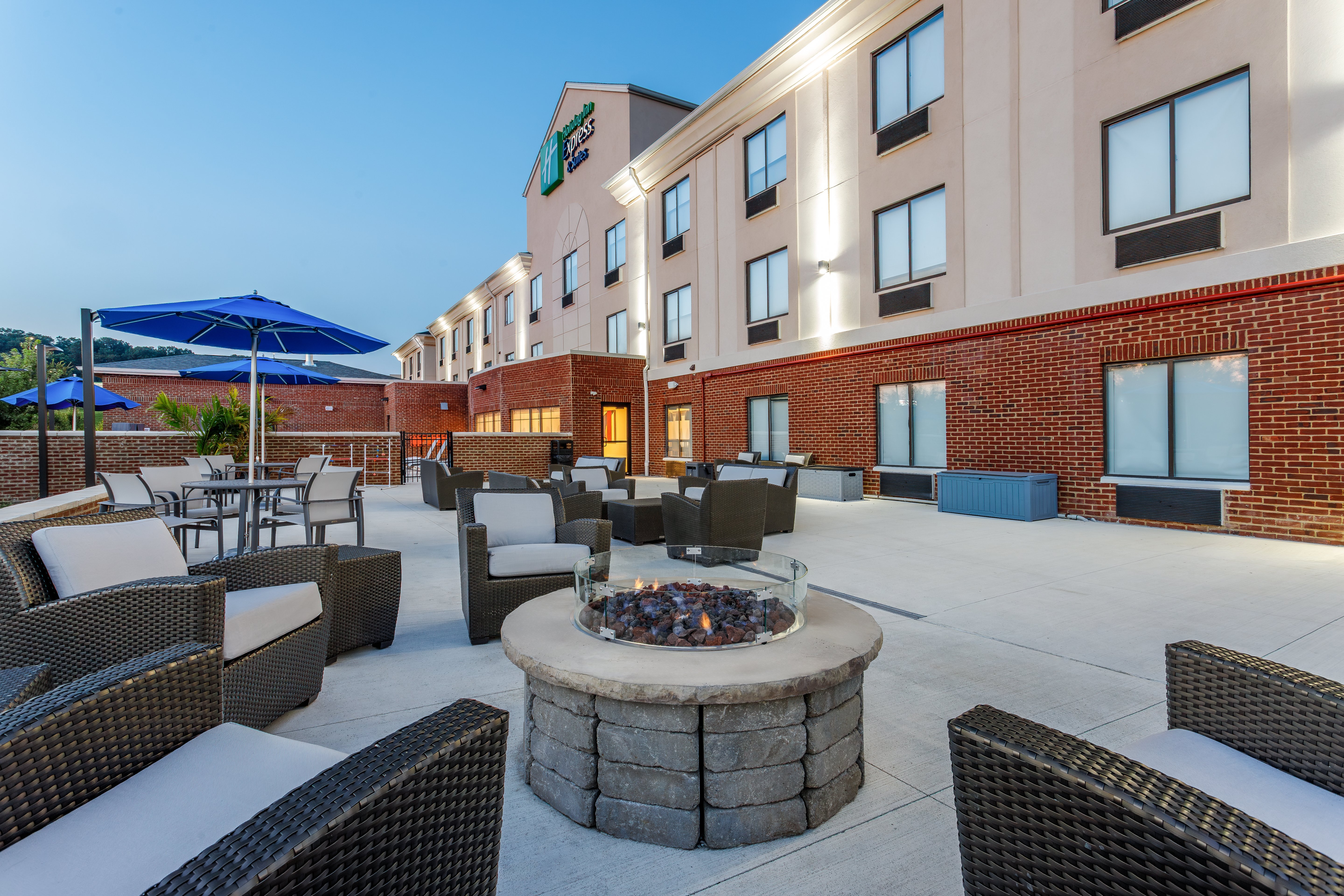 holiday inn express and suites lancaster by ihg