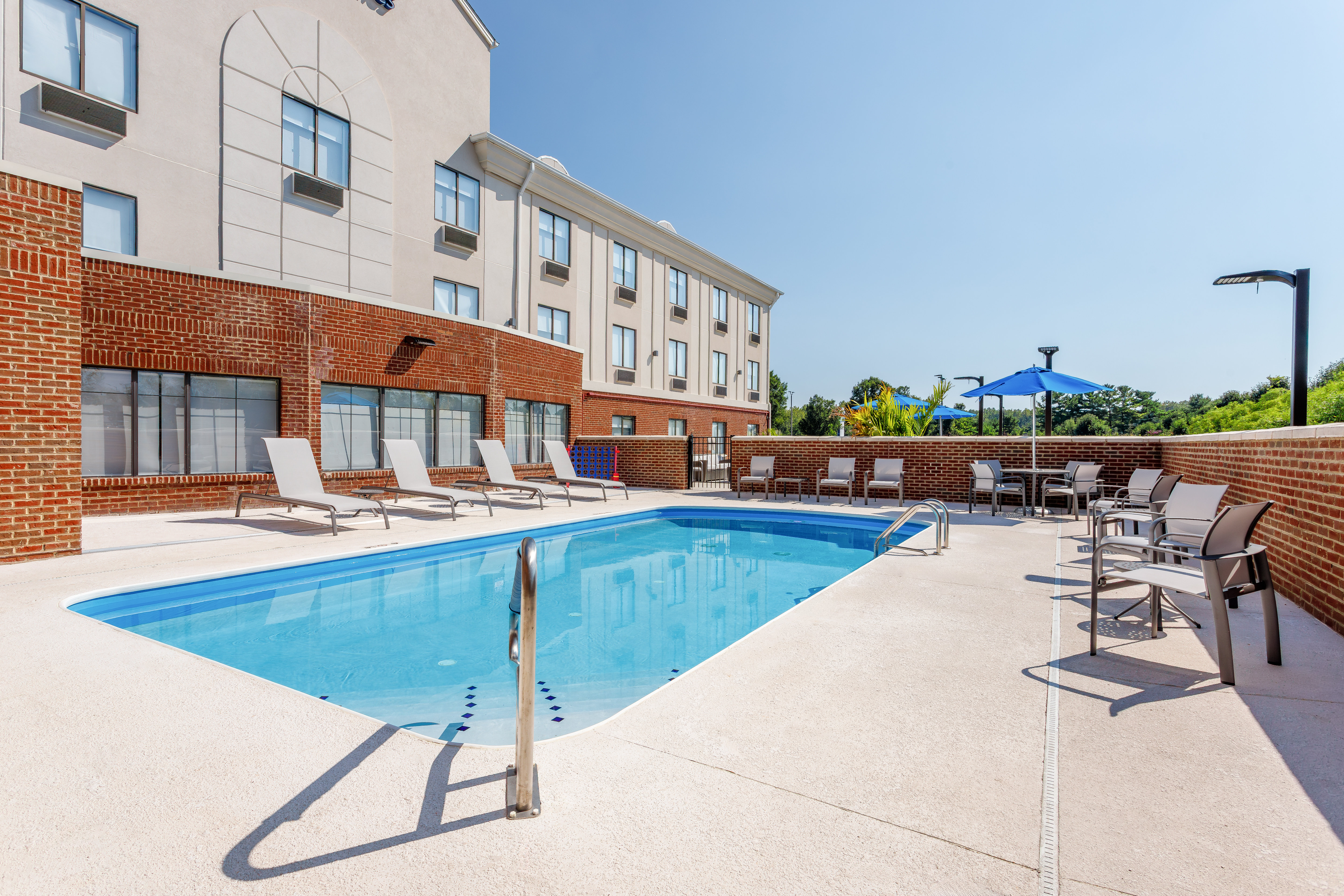 holiday inn express and suites lancaster by ihg