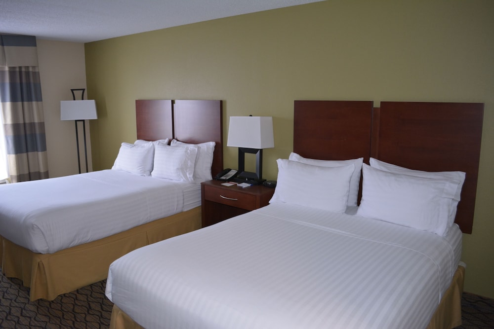 holiday inn express and suites lancaster by ihg
