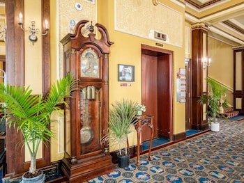 the lafayette a grand riverboat era hotel