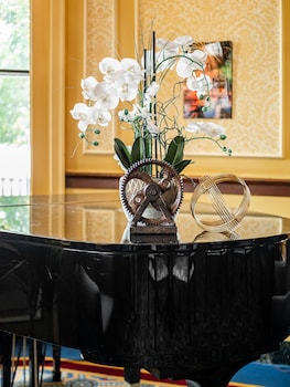 the lafayette a grand riverboat era hotel