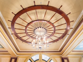 the lafayette a grand riverboat era hotel