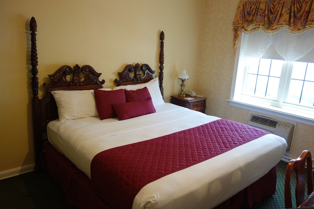 the lafayette a grand riverboat era hotel