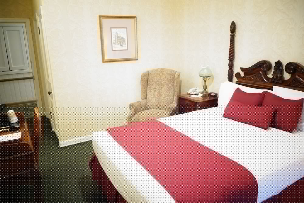 the lafayette a grand riverboat era hotel