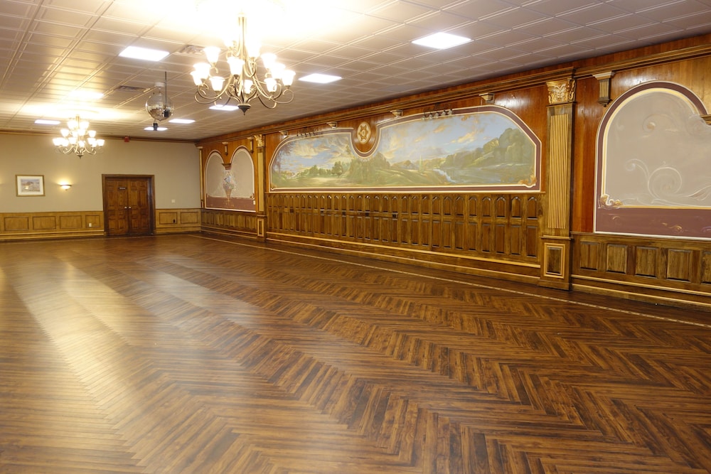 the lafayette a grand riverboat era hotel