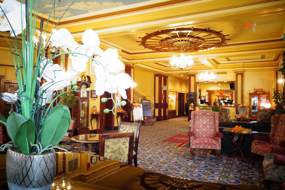 the lafayette a grand riverboat era hotel