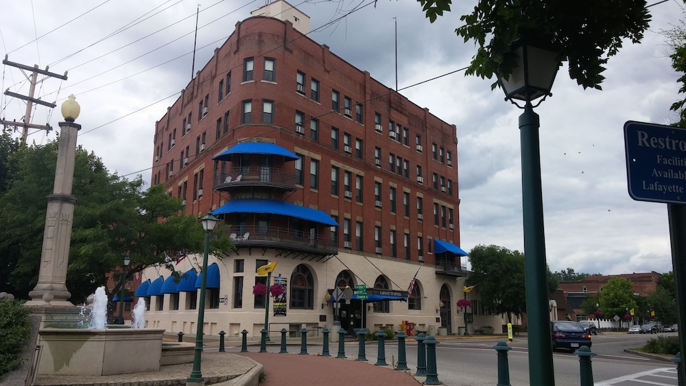 the lafayette a grand riverboat era hotel