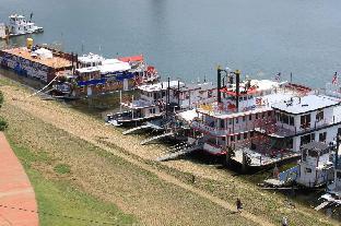 the lafayette a grand riverboat era hotel