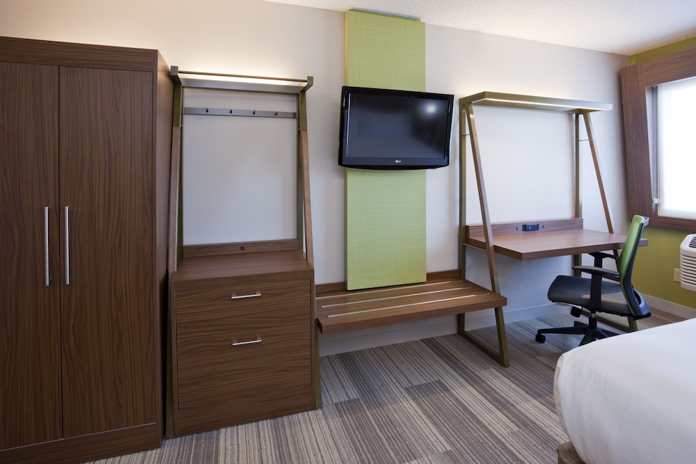 holiday inn express and suites golden valley