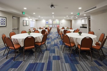 holiday inn express and suites golden valley