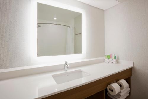 Holiday Inn Express & Suites (Golden Valley),Near Shops At West End,3 star
