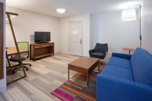 Holiday Inn Express & Suites (Golden Valley),Near Shops At West End,3 star