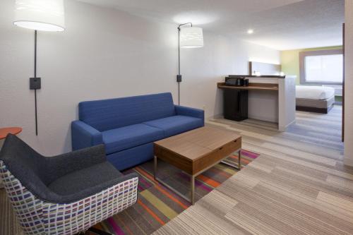 Holiday Inn Express & Suites (Golden Valley),Near Shops At West End,3 star