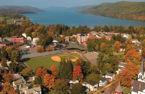 holiday inn express and suites cooperstown by ihg