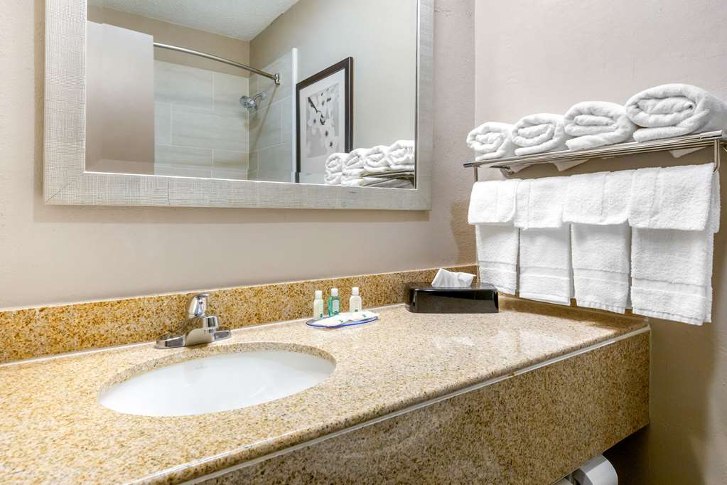quality inn and suites apex holly springs