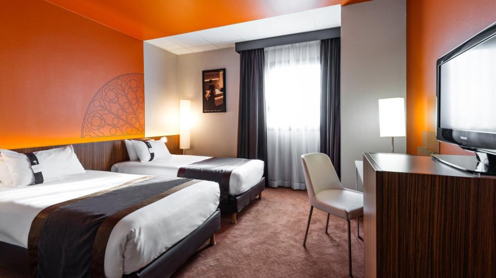 holiday inn garden court