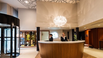 holiday inn garden court