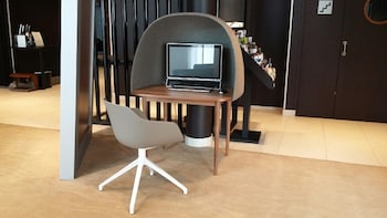 holiday inn garden court