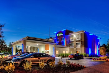 Holiday Inn Express Newberg - Wine Country By Ihg,Near Hoover-Minthorn House Museum,3 star