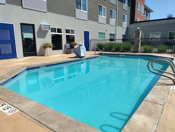 Holiday Inn Express Newberg - Wine Country By Ihg,Near Hoover-Minthorn House Museum,3 star