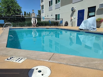 Holiday Inn Express Newberg - Wine Country By Ihg,Near Hoover-Minthorn House Museum,3 star