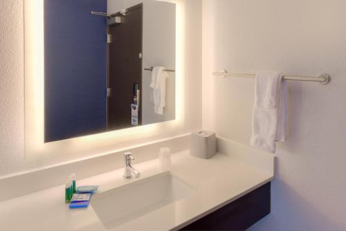 Holiday Inn Express Newberg - Wine Country By Ihg,Near Hoover-Minthorn House Museum,3 star