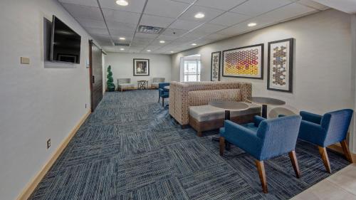 holiday inn express and suites london by ihg