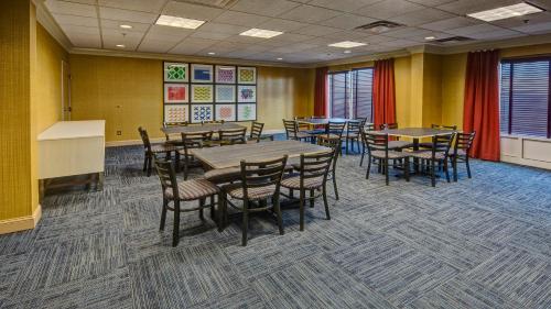 holiday inn express and suites london by ihg