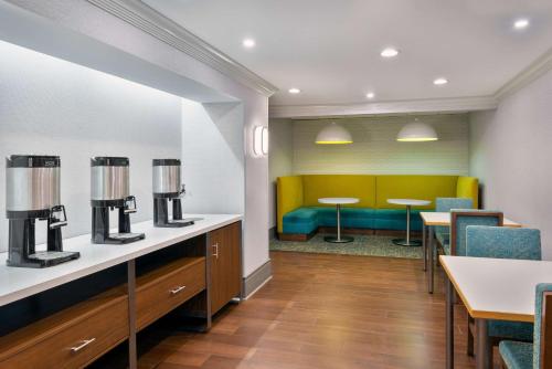 hampton inn buffalo airport galleria mall