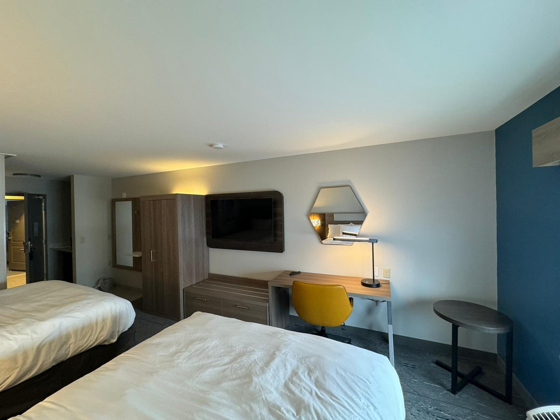 holiday inn express and suites port washington by ihg