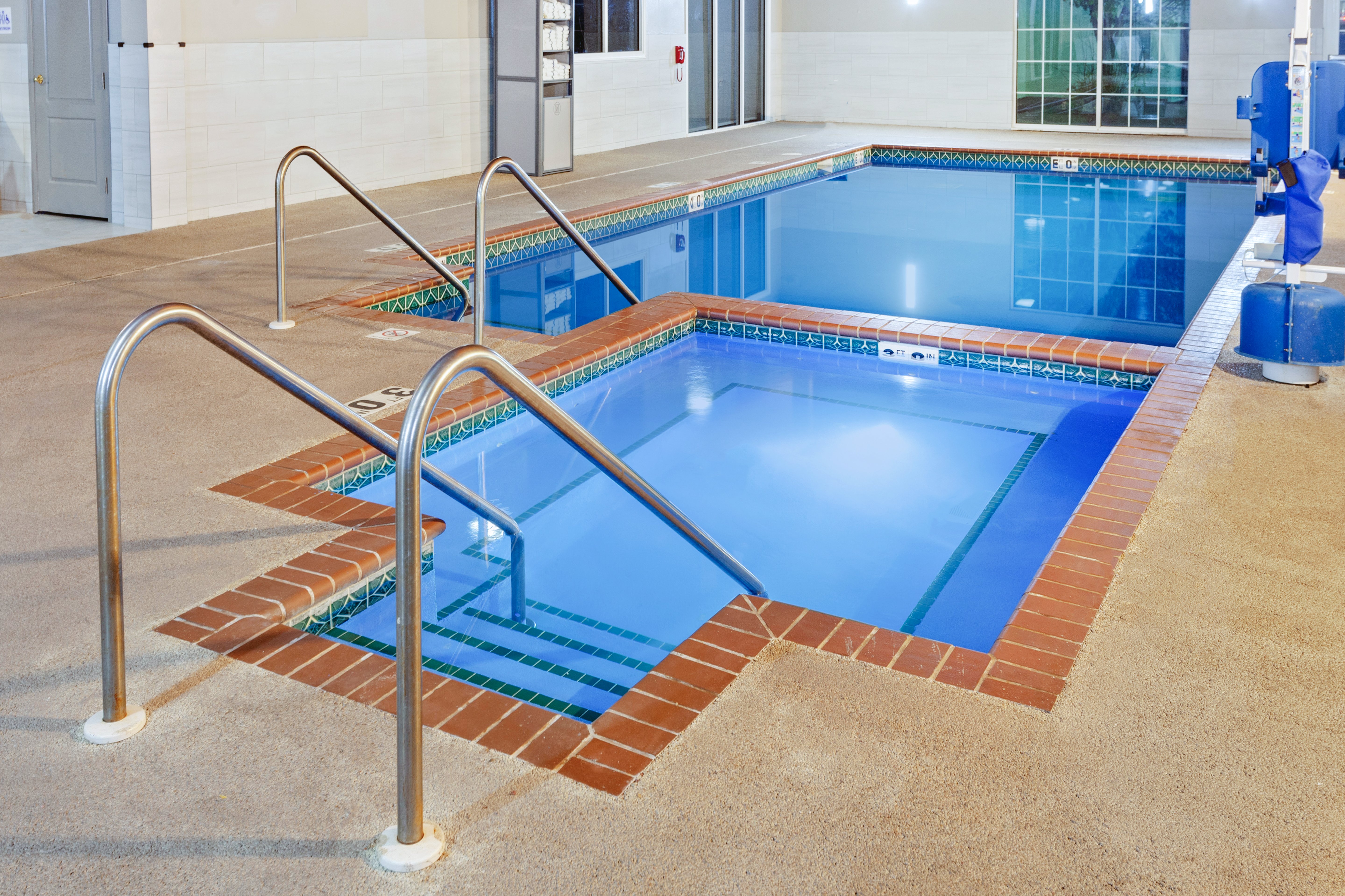 holiday inn express and suites port washington by ihg