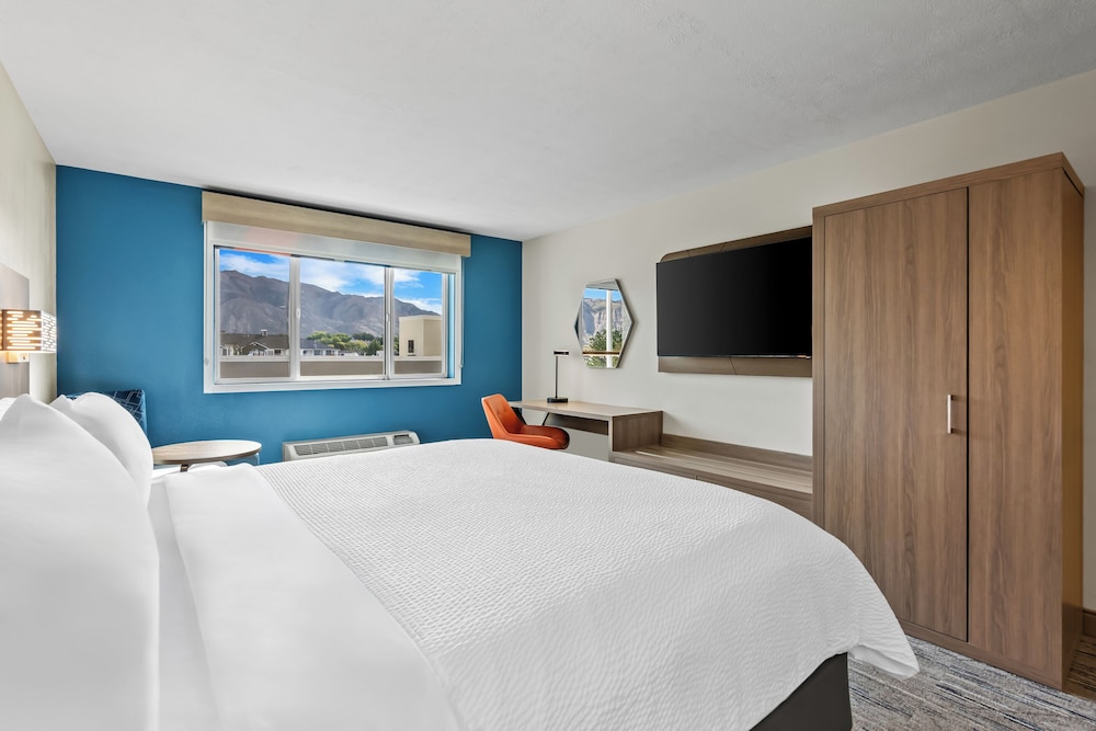 holiday inn express and suites ogden by ihg