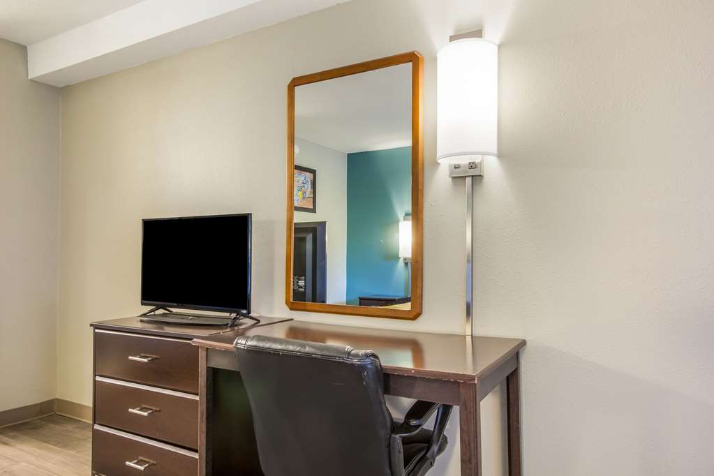 econo lodge inn and suites