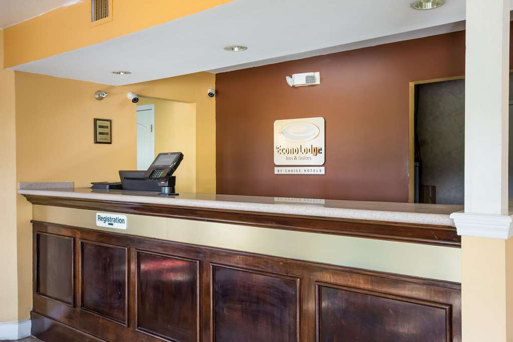 econo lodge inn and suites