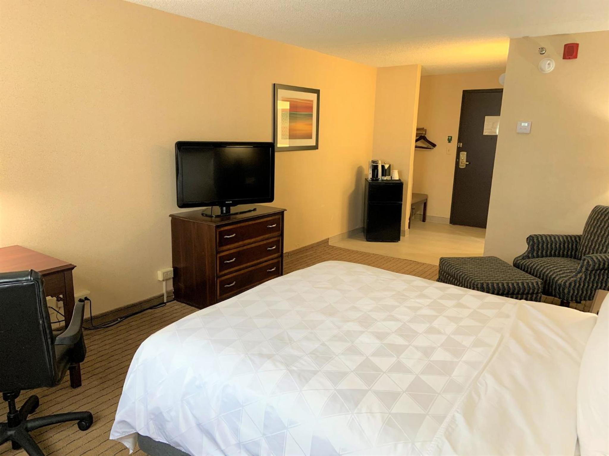 holiday inn and suites chicago carol stream wheaton by ihg