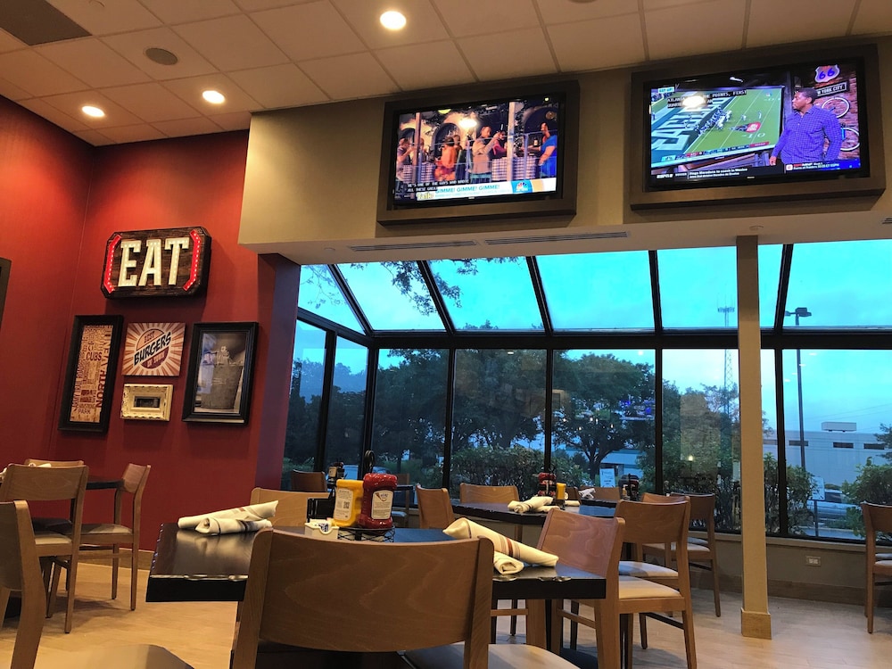 holiday inn and suites chicago carol stream wheaton by ihg