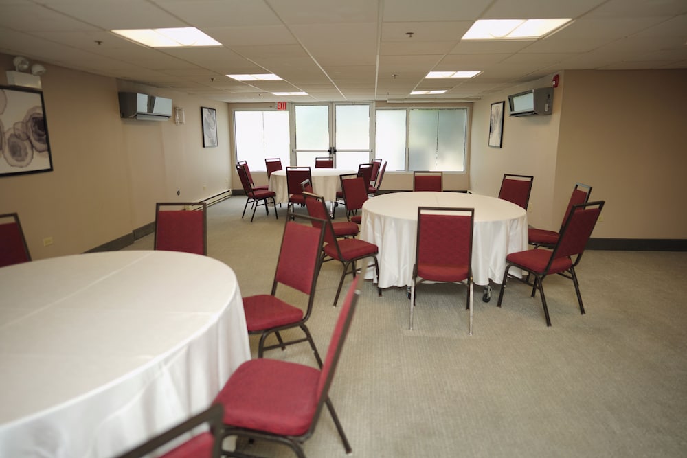holiday inn and suites chicago carol stream wheaton by ihg