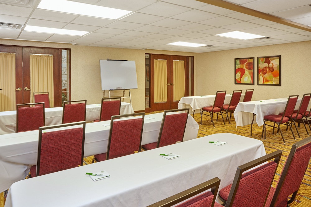 holiday inn and suites chicago carol stream wheaton by ihg