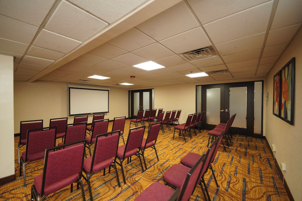 holiday inn and suites chicago carol stream wheaton by ihg